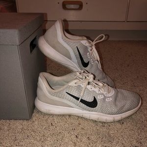 NIKE | WHITE TENNIS SHOES